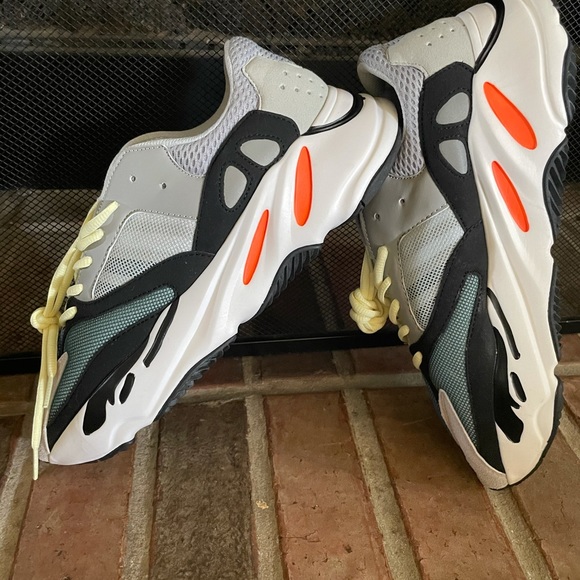 Yezzy waive runners 700 new